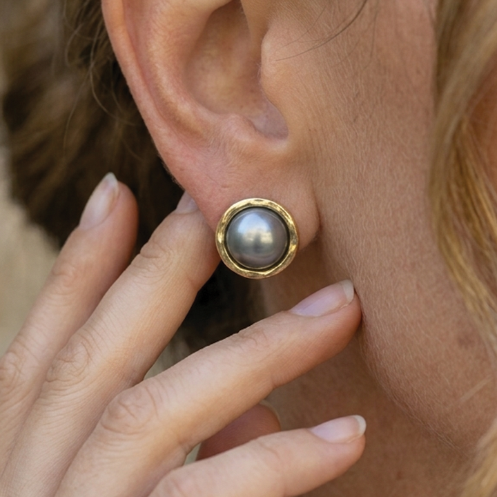 Lynn - Pearl Stud Earrings